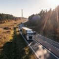 Die wichtigsten Unterschiede zwischen Autobahn und Landstraße: Verkehrssicherheit, Regeln und Fahrdynamik