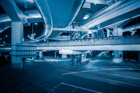 Die Evolution der Fahrzeugscheinwerfer: Von Halogen über Xenon bis zu modernen LED-Systemen