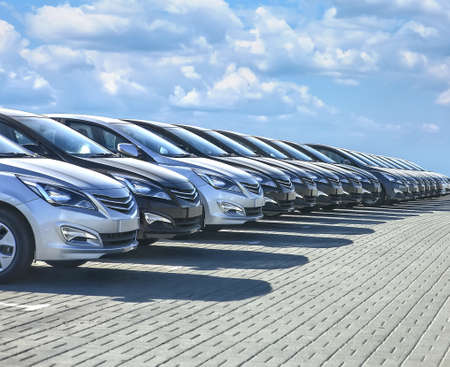 Effizienz und Reichweite: Technologische Unterschiede bei Plug-In-Hybriden und reinen E-Autos